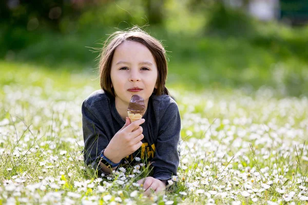 Aranyos Szőke Gyerek Fiú Fagyit Eszik Parkban Tavasszal — Stock Fotó