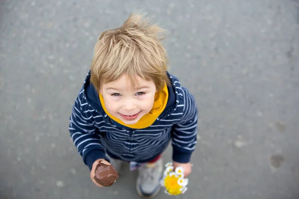 Lindo Niño Rubio Chico Comiendo Helado Parque Sosteniendo Pequeño Ramo — Foto de Stock