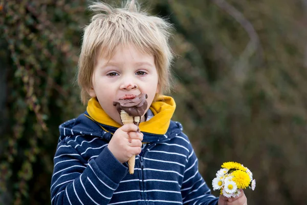 Aranyos Szőke Gyerek Fiú Jégkrémet Eszik Parkban Kezében Kis Csokor — Stock Fotó
