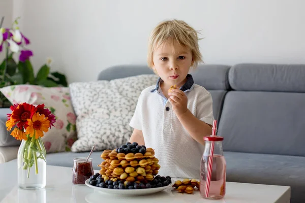 Lieve Peuter Kind Jongen Het Eten Van Bubbel Wafels Met — Stockfoto