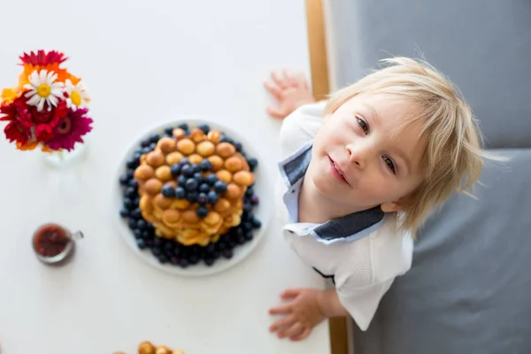 甘い幼児の子供 男の子 朝食のために家で果物とバブルワッフルを食べる テーブルの上の花 — ストック写真