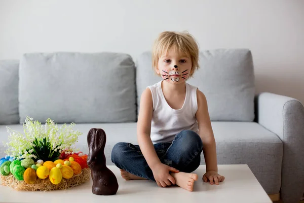 Kleine Peuter Jongen Kind Met Konijn Geschilderd Het Gezicht Het — Stockfoto