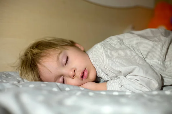 Тодлер Спить Вдома Вночі Обіймаючи Маленьку Іграшку Яке Світло — стокове фото