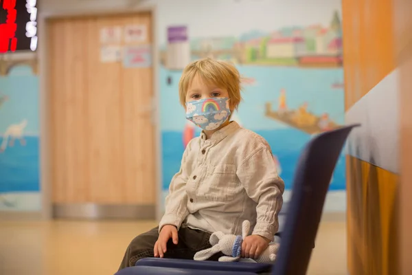 Gyerek Fiú Váróban Vészhelyzetben Várja Vizsgálatot Röntgent — Stock Fotó
