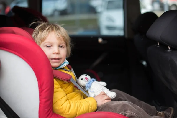 Pequeño Niño Rubio Niño Comiendo Waffle Asiento Del Coche Sentado —  Fotos de Stock