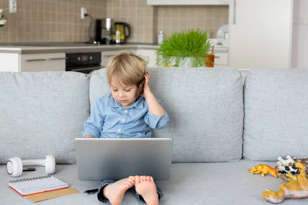 Lieve Blonde Kind Jongen Casual Kleding Woring Computed Thuis Met — Stockfoto