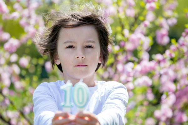 Bambino Tenendo Numero Candele Con Loro Suo Compleanno — Foto Stock