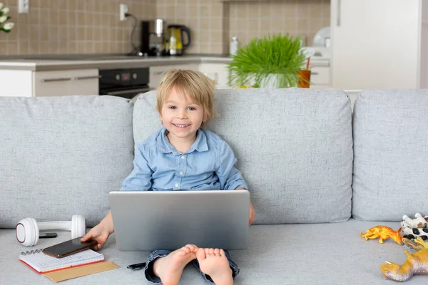 Lieve Blonde Kind Jongen Casual Kleding Woring Computed Thuis Met — Stockfoto