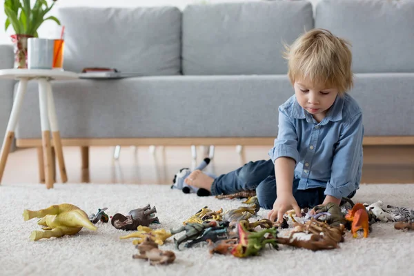 Aranyos Szőke Gyerek Kisgyerek Otthon Játszik Dinoszauruszokkal Földön — Stock Fotó