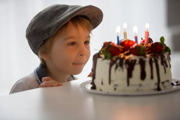 4歳のブロンドの子供 就学前の男の子 イチゴとチョコレートと自家製ケーキで自宅で誕生日を祝う — ストック写真