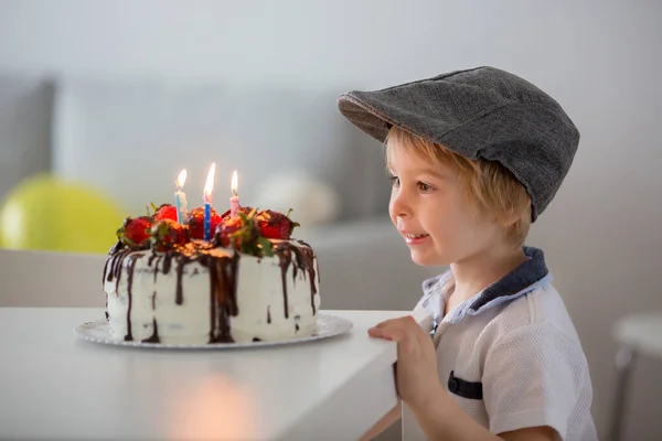 Niño Rubio Cuatro Años Preescolar Celebrando Cumpleaños Casa Con Tarta — Foto de Stock