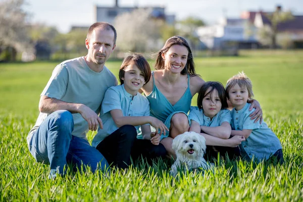 Hermosa Familia Con Niños Mamá Papá Tres Niños Perro Jugando — Foto de Stock