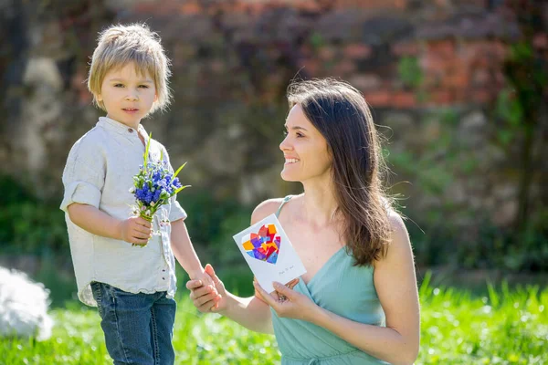 Красива Дитина Мама Весняному Парку Квітка Подарунок Мати Отримує Подарунок — стокове фото