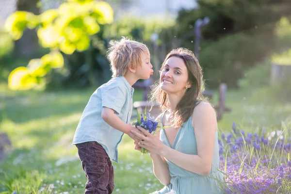 Gyönyörű Gyerek Anya Spring Parkban Virág Ajándék Anya Ajándékot Kap — Stock Fotó