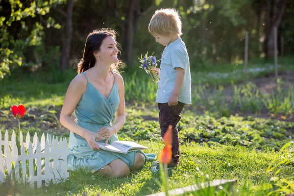 Piękne Dziecko Mama Wiosennym Parku Kwiat Prezent Mama Dostaje Prezent — Zdjęcie stockowe