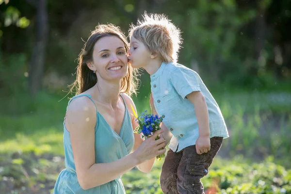 Schöne Kind Und Mutter Frühling Park Blume Und Geschenk Mutter — Stockfoto