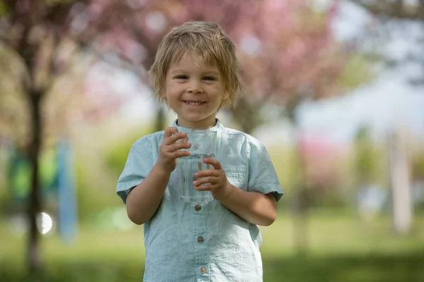Güzel Sarışın Çocuk Evlat Sıcak Bir Yaz Gününde Parkta Içiyor — Stok fotoğraf