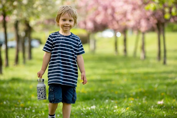 Mooi Blond Kind Jongen Drinkwater Het Park Een Warme Zomerdag — Stockfoto