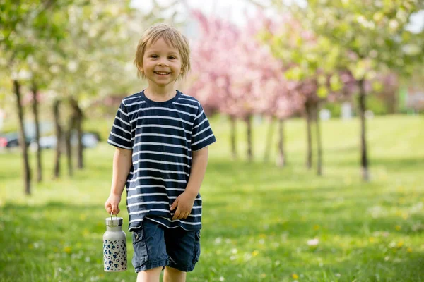 Schöne Blonde Kind Junge Trinkwasser Park Einem Heißen Sommertag — Stockfoto