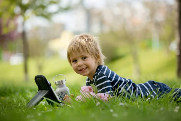 Schönes Kind Blonder Junge Spielt Auf Tablet Park Wasserflasche Neben — Stockfoto