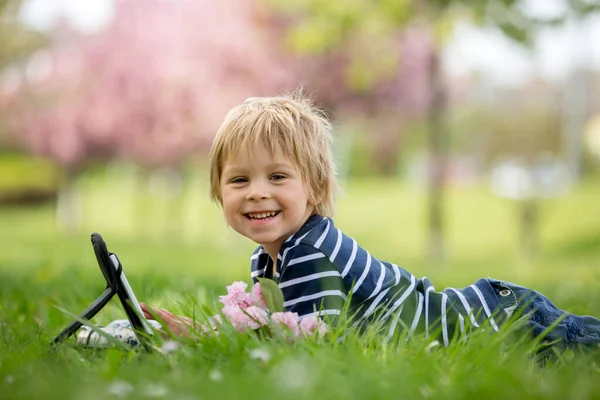 Schönes Kind Blonder Junge Spielt Auf Tablet Park Wasserflasche Neben — Stockfoto