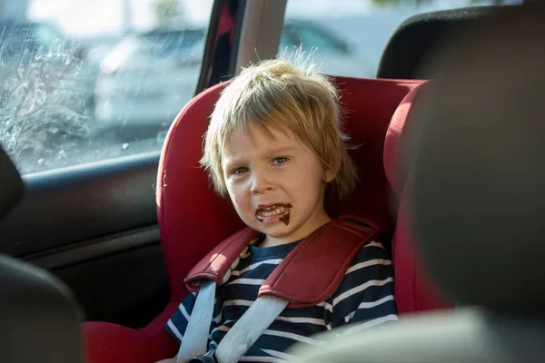 Barn Barn Pojke Sitter Bilbarnstol Äter Choklad Arg — Stockfoto