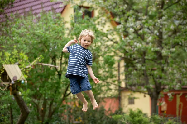 Bambino Saltando Alto Trampolino Cortile — Foto Stock