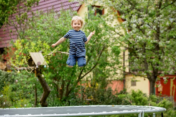 Niño Saltando Alto Trampolín Patio Trasero — Foto de Stock