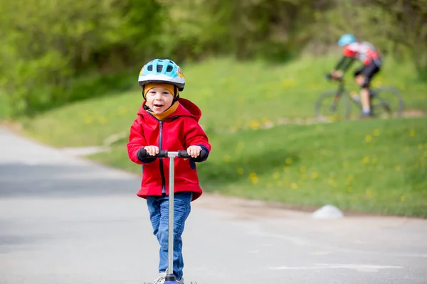 Kinder Brüder Gemeinsames Rollerfahren Park Sonniger Frühlingstag — Stockfoto