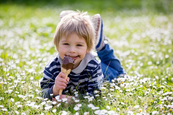 Ragazzo Biondo Carino Ragazzo Mangiare Gelato Nel Parco Primavera — Foto Stock