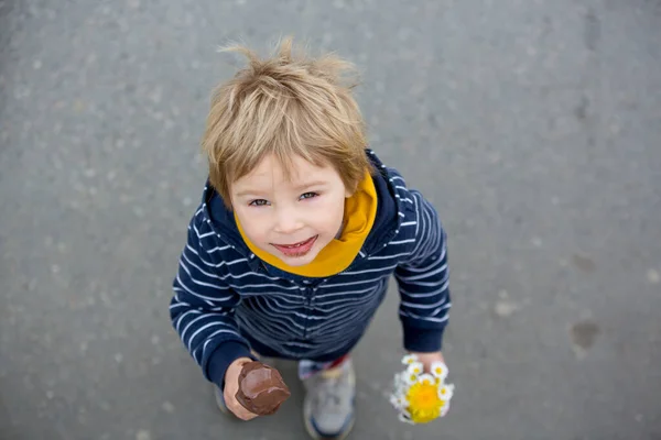 Lindo Niño Rubio Chico Comiendo Helado Parque Sosteniendo Pequeño Ramo —  Fotos de Stock