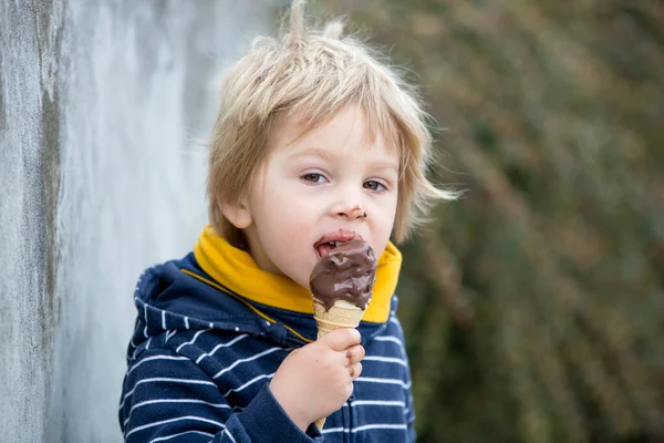 Cute Blond Dziecko Chłopiec Jedzenie Lodów Parku Trzymając Mały Bukiet — Zdjęcie stockowe