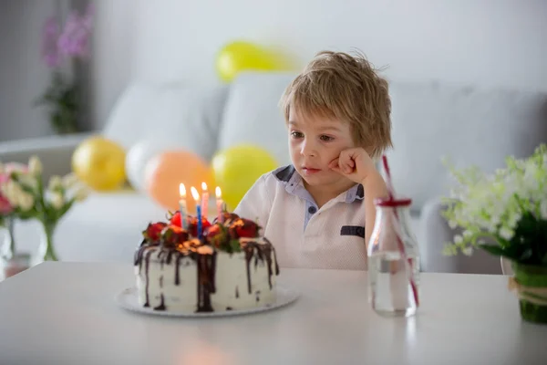 Czteroletnie Blond Dziecko Przedszkolak Świętowanie Urodzin Domu Domowym Tortem Truskawkami — Zdjęcie stockowe