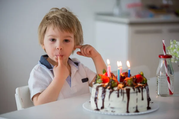Niño Rubio Cuatro Años Preescolar Celebrando Cumpleaños Casa Con Tarta —  Fotos de Stock