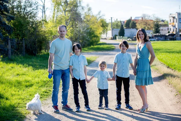 Schöne Familie Mit Kindern Mama Papa Drei Jungen Und Einem — Stockfoto