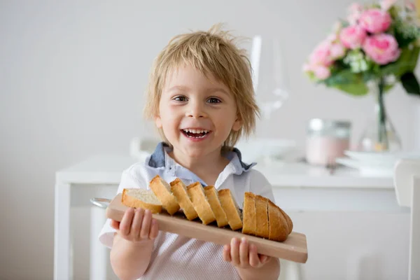 Kind Blonder Kleinkind Junge Hält Ein Hölzernes Schneidebrett Mit Selbstgebackenem — Stockfoto