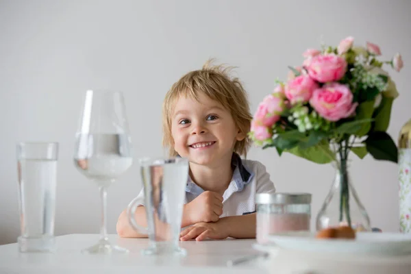 甘い幼児の男の子 自宅で水を飲んで 健康的な飲み物を楽しんで — ストック写真