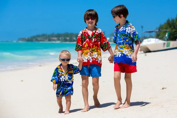 快乐美丽的时尚孩子们 穿着夏威夷衬衫 一起在海滩上玩耍 快乐的假期 — 图库照片