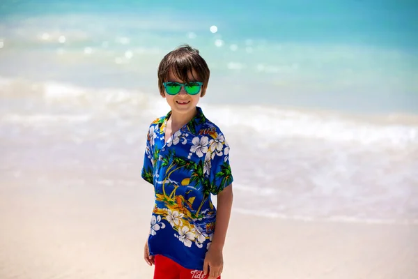 Feliz Hermosa Moda Niños Vestidos Con Camisas Hawaianas Jugando Juntos — Foto de Stock