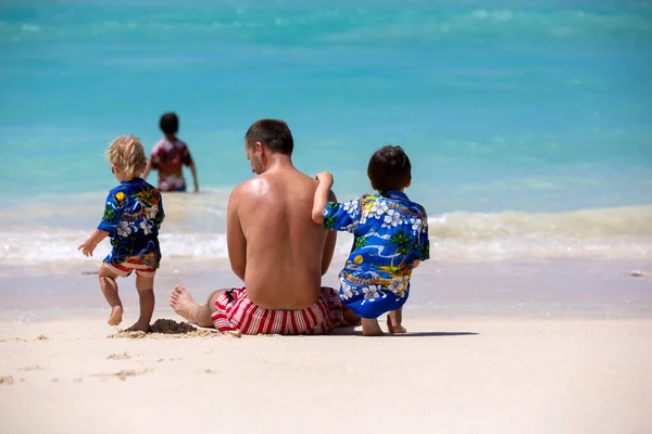 快乐美丽的时尚家庭 爸爸和孩子们 穿着夏威夷衬衫 一起在海滩上玩耍 快乐的假期 — 图库照片