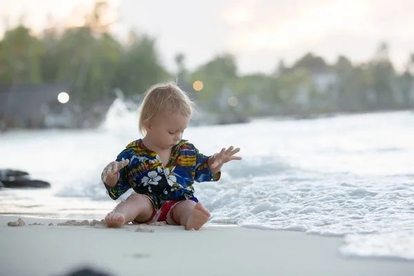 Joyeux Beau Enfant Mode Vêtu Chemises Hawaïennes Jouer Ensemble Sur — Photo