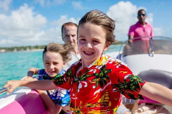 快乐美丽的时尚家庭 孩子和父母 穿着夏威夷衬衫 乘坐快艇在毛里求斯享受一天的旅行 — 图库照片