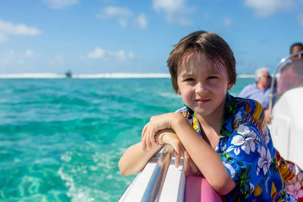 Feliz Hermoso Niño Moda Vestido Con Camisas Hawaianas Disfrutando Viaje — Foto de Stock