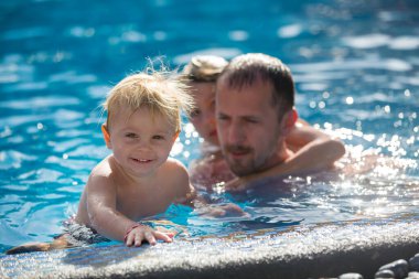 Mutlu çocuklar, kardeşlerim, Mauritius sahilinin yanındaki havuzda eğleniyorlar.