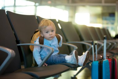 Çocuklar, birlikte seyahat ediyor, havaalanında uçağa binmek için bekliyor.