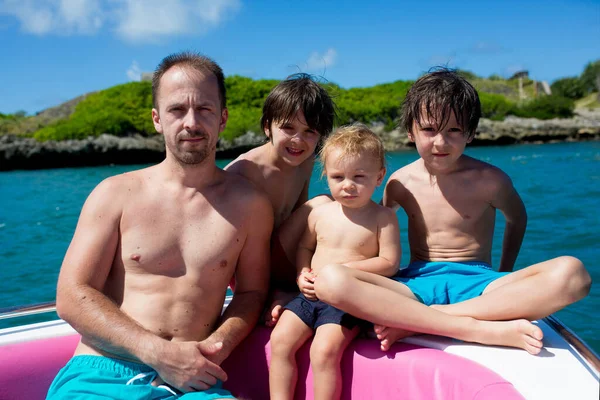 Feliz Hermosa Familia Moda Niños Padres Vestidos Con Camisas Hawaianas — Foto de Stock
