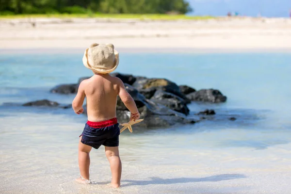 Dziecko Bawiące Się Rozgwiazdami Dzieci Szczęśliwe Zabawy Koncepcja Plaży Lato — Zdjęcie stockowe