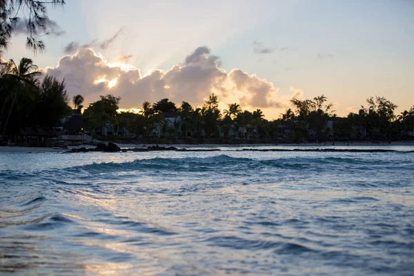 毛里求斯岛上海面上美丽的落日 云彩和树木 — 图库照片