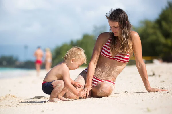 Madre Figlio Che Giocano Alla Spiaggia Tropicale Vacanze Estive Mare — Foto Stock