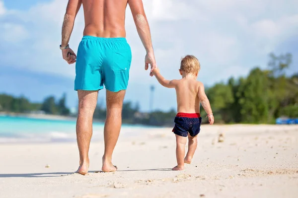 在毛里求斯的沙滩上散步的小脚 爸爸和幼儿 — 图库照片